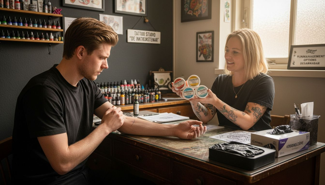 De tatoeëerder bespreekt samen met de klant welke mogelijkheden er zijn om de pijn tijdens het zetten van de tattoo te verminderen.