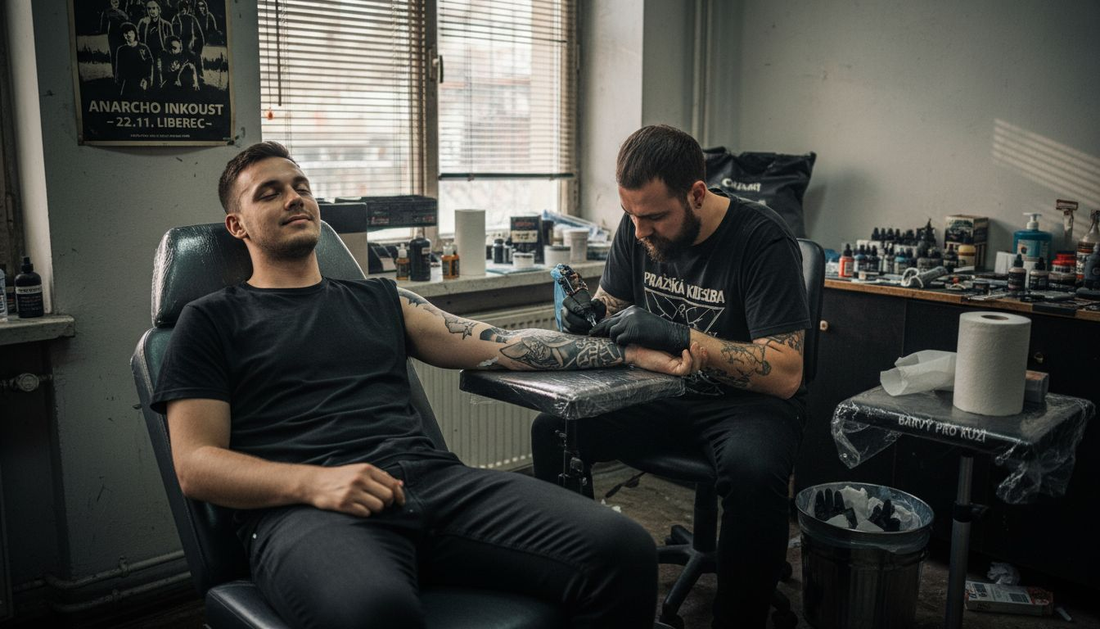 Zákazník si při tetování nechává ulevit od bolesti speciálními prostředky.