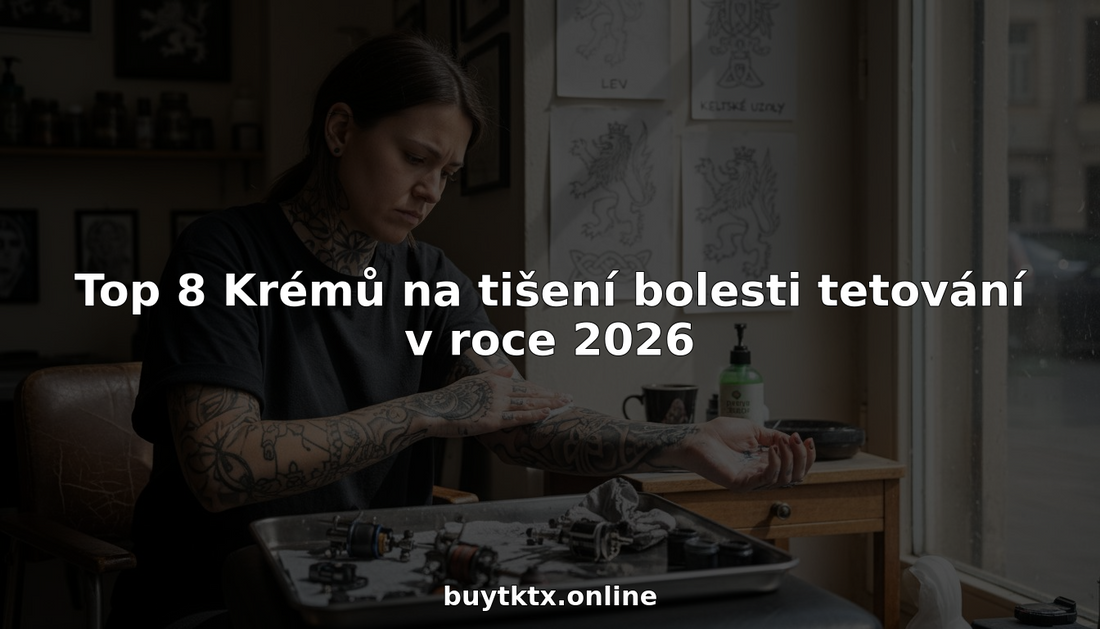 Žena si před tetováním nanáší znecitlivující krém, aby zmírnila bolest při zákroku.