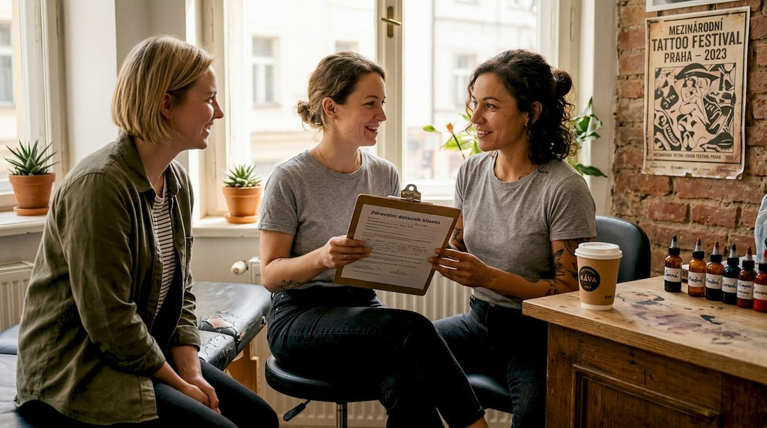 Tatér probírá s klientem návrh tetování přímo ve studiu.