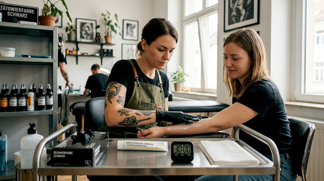 Der Tätowierer trägt eine betäubende Creme auf die Haut auf.