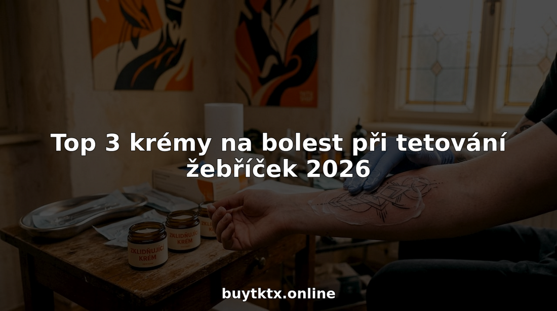 Ruce jemně roztírají krém po čerstvě tetovaném předloktí.