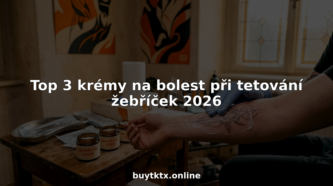 Ruce jemně roztírají krém po čerstvě tetovaném předloktí.