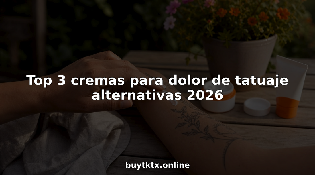 Manos aplicando crema calmante sobre un tatuaje recién hecho